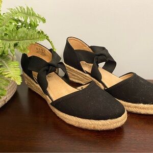 Ready for warm weather! Life Stride Black Espadrille Wedge Sandals!!!